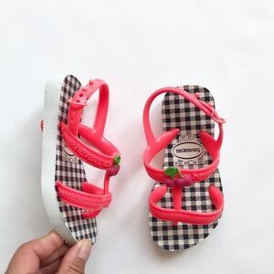 Havaianas cherry gingham flip flop sandals EUC 9